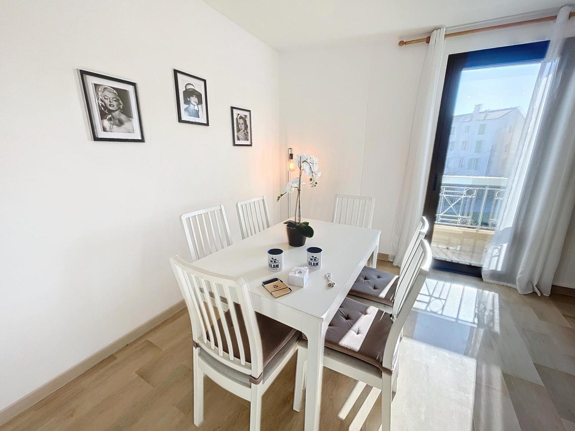 Bright And Vast 1br Balcony Parking Heart Of Town 1 Mn *