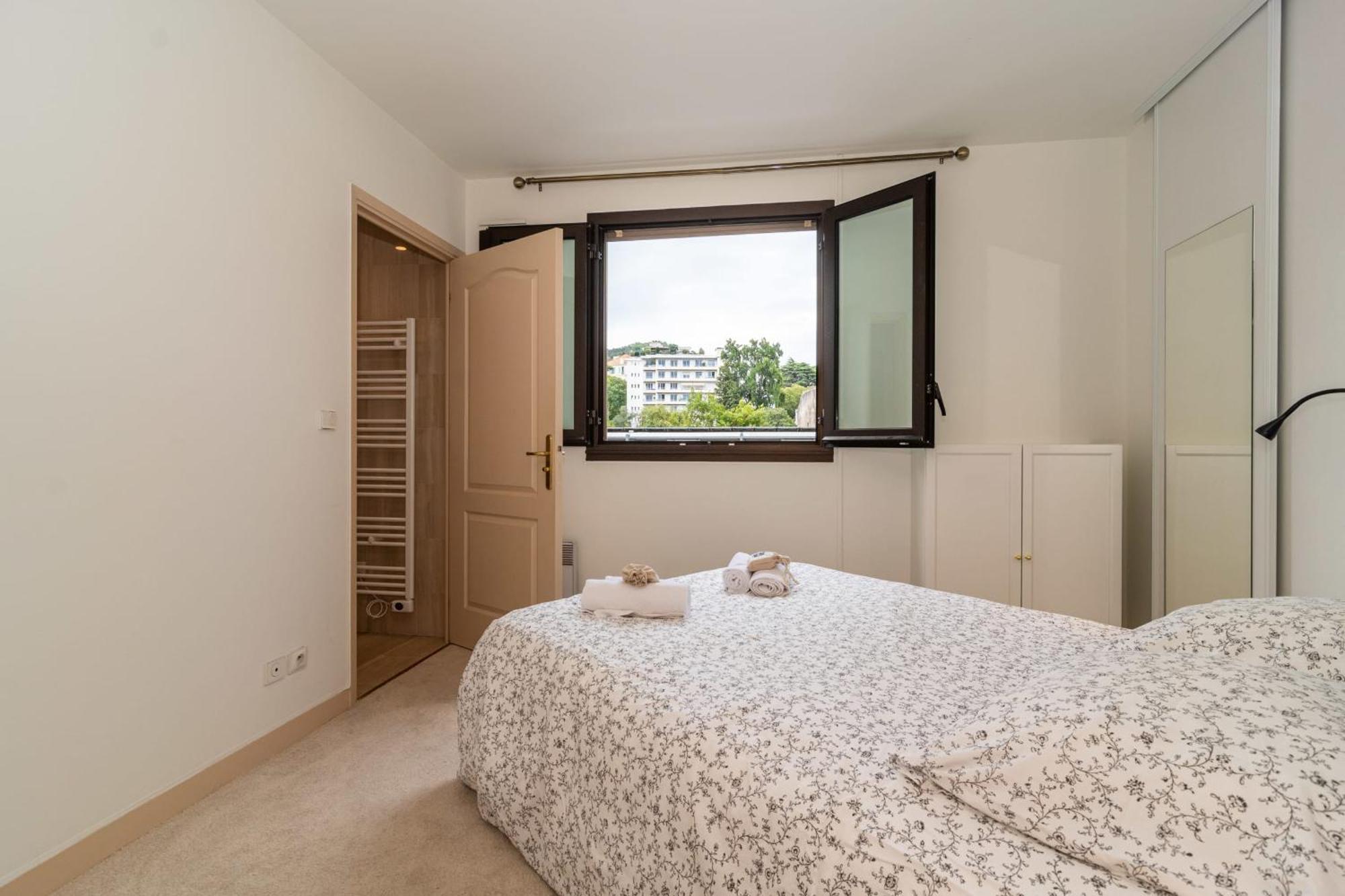 Bright And Vast 1br Balcony Parking Heart Of Town 1 Mn Appartamento